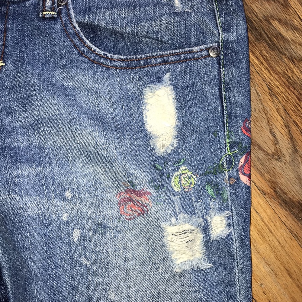 Jessica Simpson Distressed Jeans with Floral Design - Picture 3 of 8
